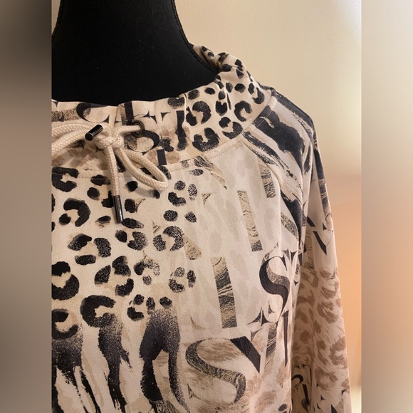 Olsen Womens animal print sweatshirt. Size Medium-Large - Picture 6 of 8